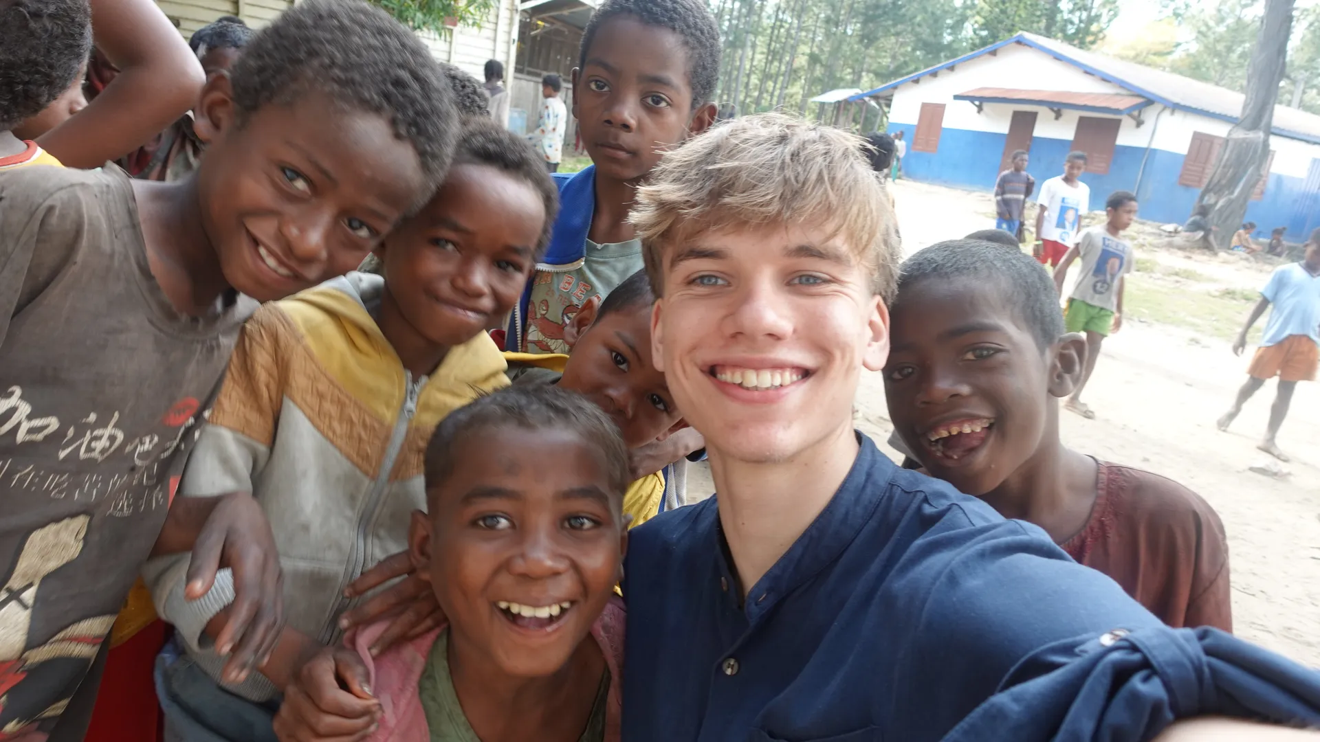 Menschen und Lernmaterialien in Madagaskar